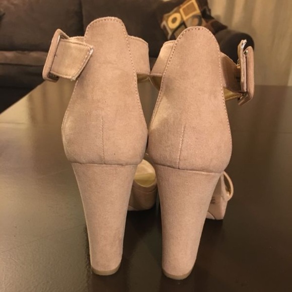 Nude color Heels - Picture 3 of 5